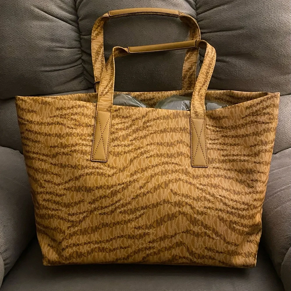 NEW AUTHENTIC Michael Kors extra large tote/overnight bag